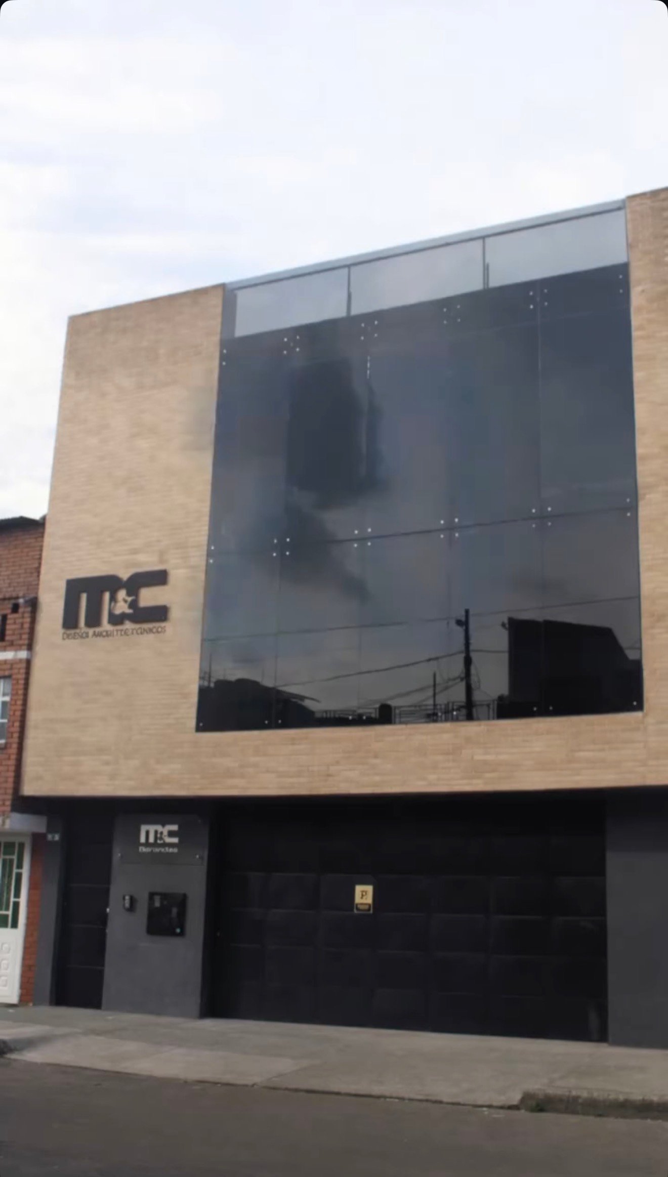 Fachada de la sede de M&C Diseños Arquitectónicos en Bogotá